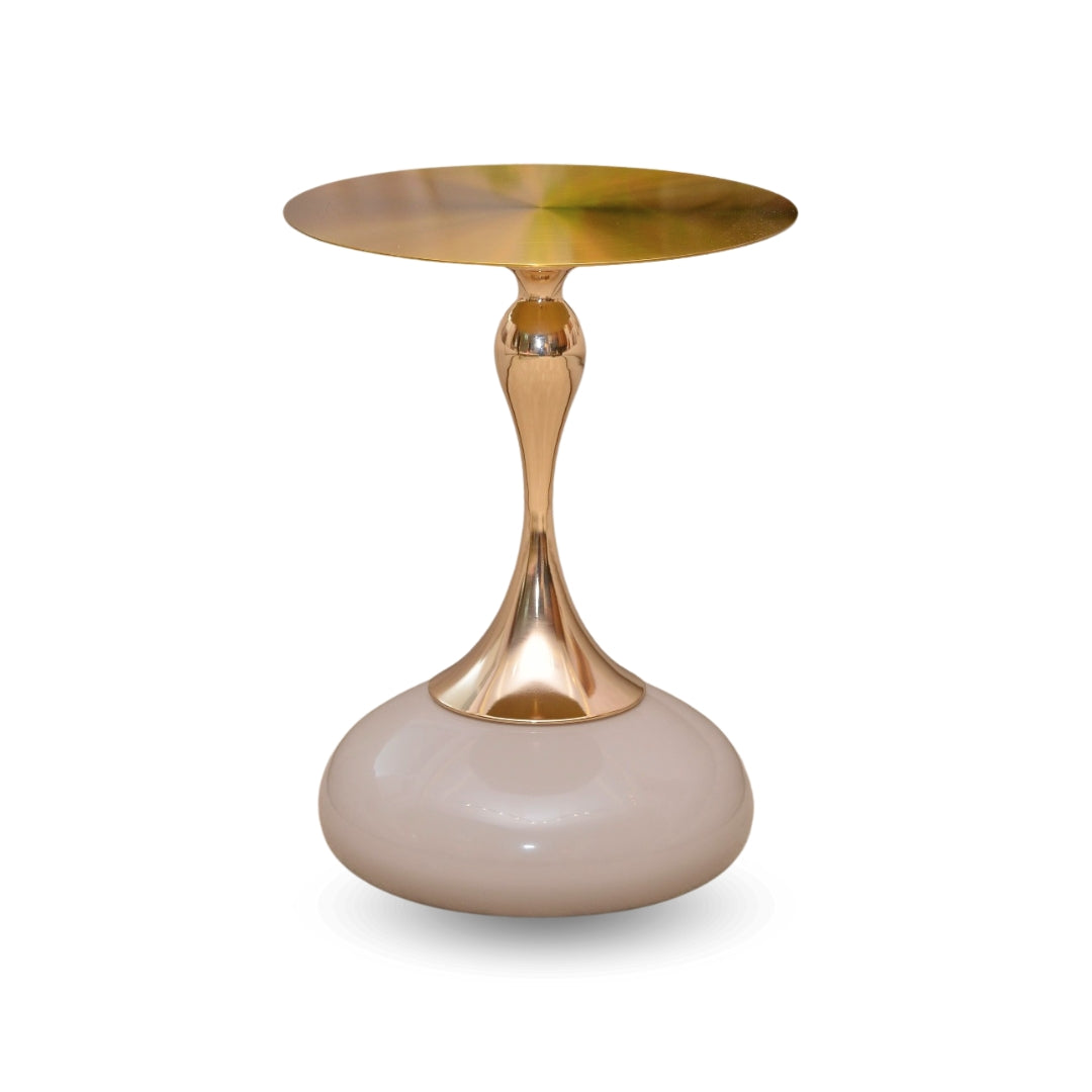 Table élégante dorée