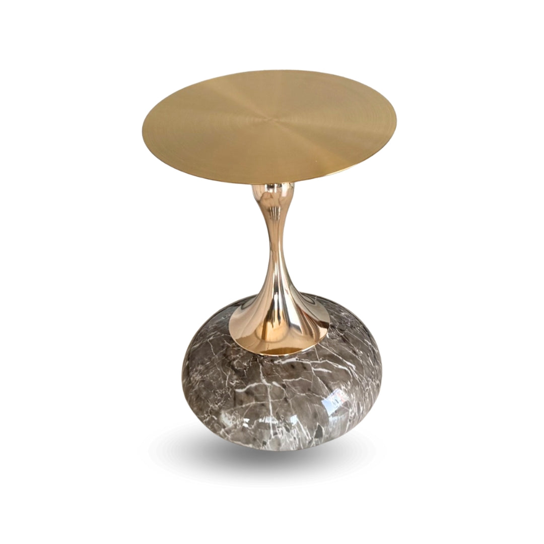 Table élégante dorée