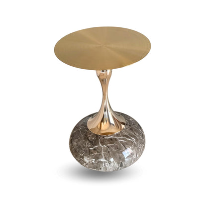 Table élégante dorée